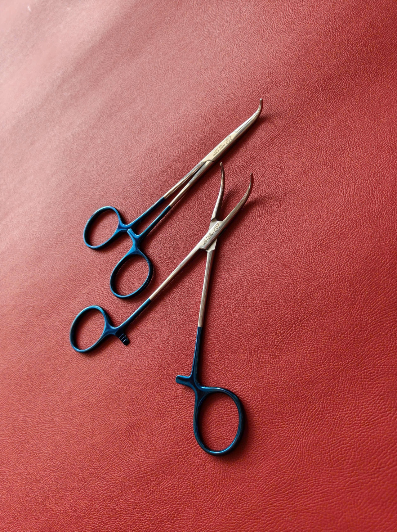 Pen kẹp 13cm cong, đầu nhỏ D1.9cmx1mm cán xanh